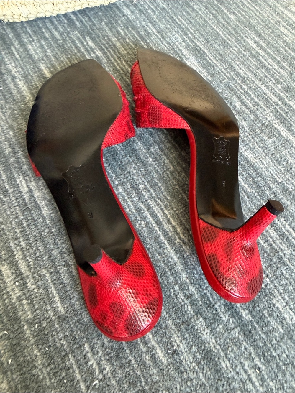 Vera Wang Red Textured Slide Mules with Bow Detail - Picture 5 of 5